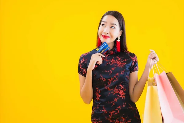 Portré Gyönyörű Fiatal Ázsiai Visel Kínai Ruha Bevásárló Táska Okos — Stock Fotó