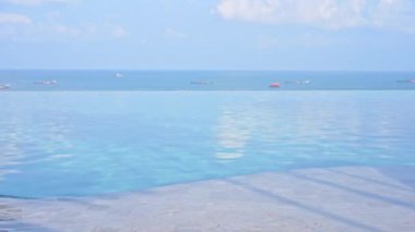 Güzel dalgalı denizin sakin görüntüleri.