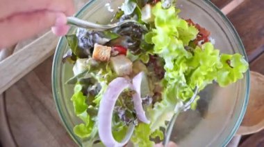 Lezzetli taze salatanın yakın çekim görüntüleri.