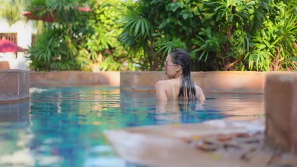 Metraje Hermosa Mujer Asiática Relajándose Piscina Hotel — Vídeos de Stock