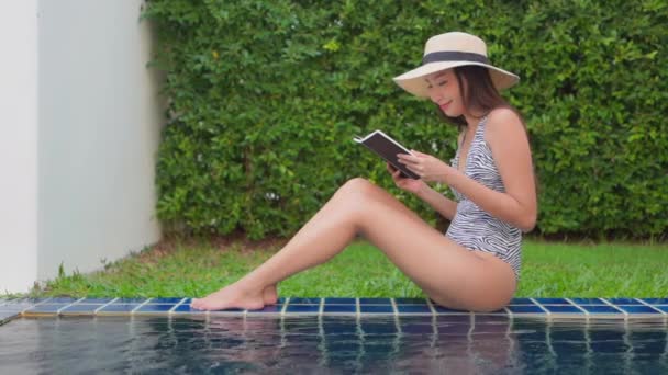 Imagens Bela Mulher Asiática Relaxante Piscina Hotel — Vídeo de Stock