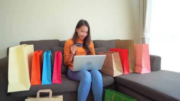 Imagens Bela Mulher Asiática Fazendo Shopping Casa Sofá — Vídeo de Stock