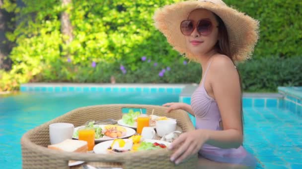 Filmati Bella Giovane Donna Asiatica Rilassarsi Piscina Hotel Resort Tempo — Video Stock