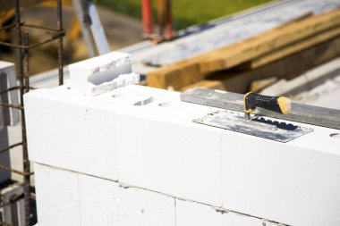 Duvarcı araçları üzerinde beyaz tuğla yaptı