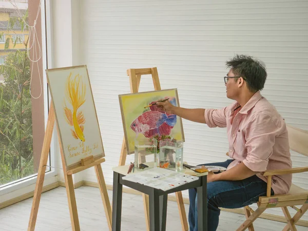若い大人の男性水彩画家は 魚の塗料 魚や芸術の概念を描く — ストック写真