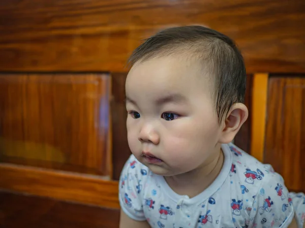 Милашка Красивый Азиатский Мальчик Ребенок Младенец Сделать Лицо Заинтересованы — стоковое фото