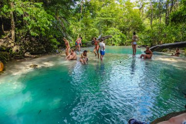 Kanchanaburi / Tayland - 21 Kasım 2016: Erivan Ulusal Parkı Kanchanaburi, Tayland Doğa Seyahati