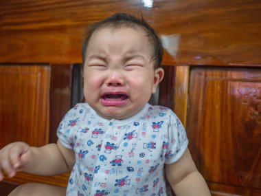 Tatlı Asyalı bebek çok ağlıyordu.