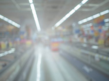 Süpermarketin raflara yerleştirilmiş soyut ve bulanık fotoğrafı.