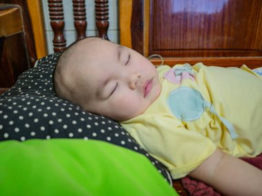 Sevimli ve yakışıklı erkek bebek ya da bebek büyük tahta sandalyede çok derin uyur.