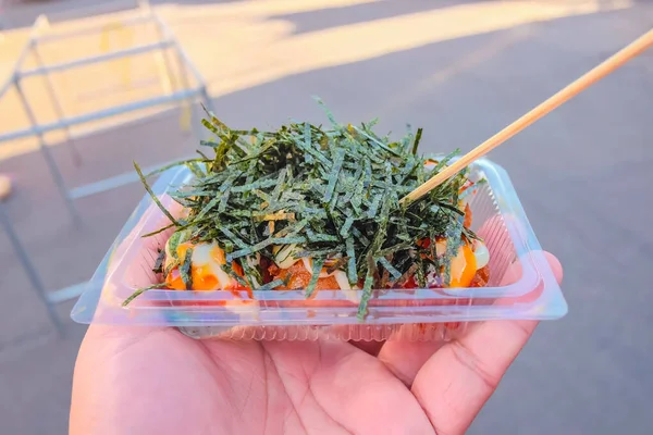 Takoyaki Topping Com Algas Famosas Comida Rua Japonesa Mão Turística — Fotografia de Stock