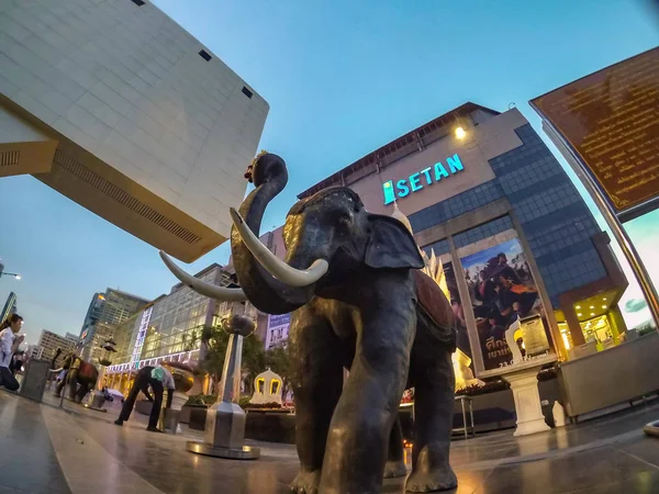 Bangkok Thailand April 2015 Isetan Department Store Trimurati Shrine Front — 스톡 사진