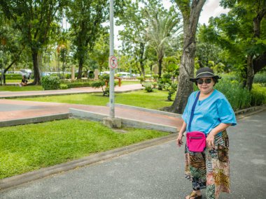 Chatuchak Park 'ta yürüyen Asyalı son sınıf kadınları Tayland' da