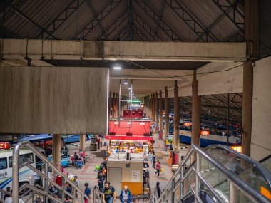 Bangkok / Tayland - 30 Ağustos 2018: Mo Chit otobüs durağı Bangkok şehri Tayland 'da bilinmeyen insanlar otobüs bekliyor