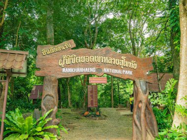 Sukhothai / Tayland - 31 Ağustos 2018: Ramkhamhaeng Milli Parkı Khao Luang dağının girişi