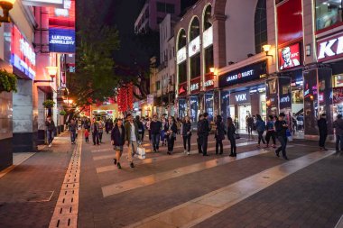 Guangzhou / Çin - 26 Kasım 2015: Guangzhou şehrinin ünlü yürüyen caddesi 