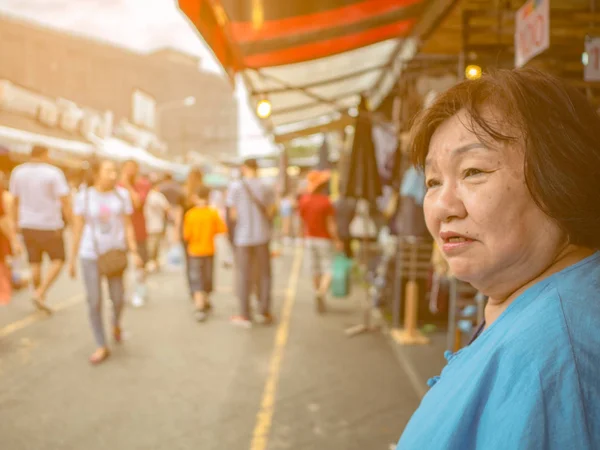 Asian Senior Women Shopping Chatuchak Weekend Market Bangkok Thailand — ストック写真