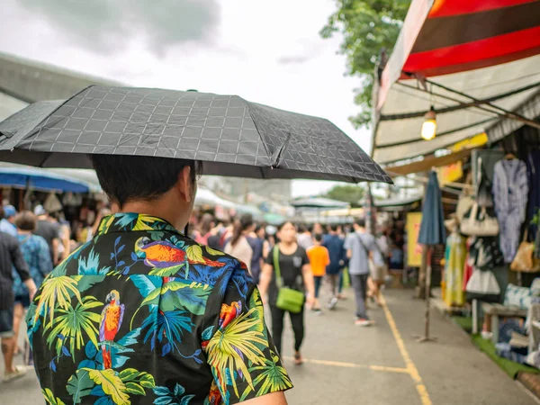 Bonito Asiático Masculino Desgaste Hawai Shirt Segurando Guarda Chuva Andando — Fotografia de Stock