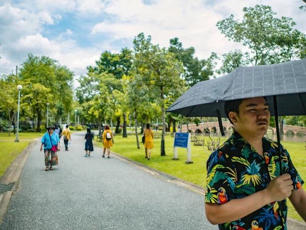 Hezký Asijský Muž Nosit Hawai Shirt Držení Deštník Chůze Parku — Stock fotografie