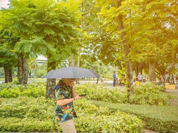 Bello Asiatico Maschio Indossare Hawai Shirt Holding Ombrello Camminare Nel — Foto Stock