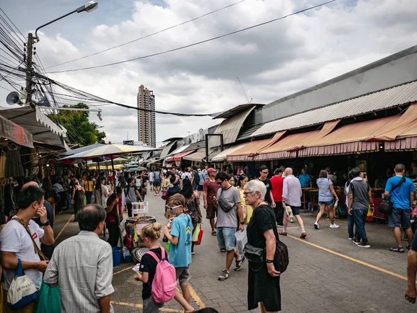 Bangkok Thailand August 2018 Unacquainted Tourist Walking Chatuchak Weekend Market — стокове фото