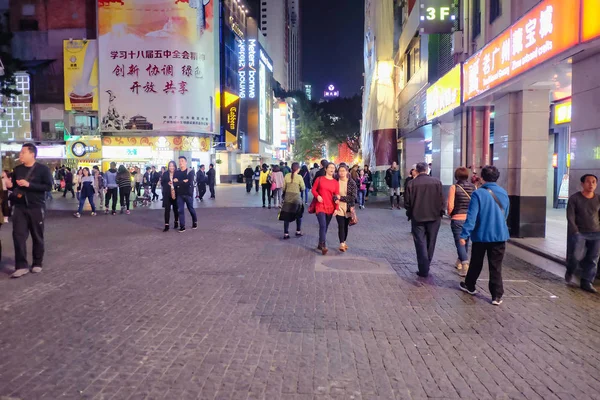 Guangzhou China Novembro 2015 Pessoas Chinesas Desconhecidas Andando Estrada Beijing — Fotografia de Stock