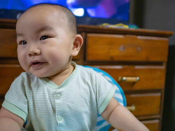 Милашка Красивый Азиатский Мальчик Ребенок Младенец Сделать Лицо Заинтересованы — стоковое фото