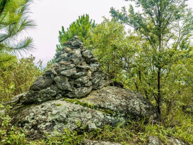 Tayland 'ın Sukhothai bölgesindeki Ramkhamhaeng Ulusal Parkı' ndaki Khao Luang Dağı 'ndaki taş kule ya da 