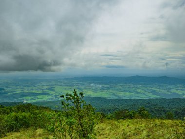 Tayland 'ın Sukhothai bölgesindeki Ramkhamhaeng Ulusal Parkı' ndaki Khao Luang dağının güzel doğa ve bulutlu manzarası.