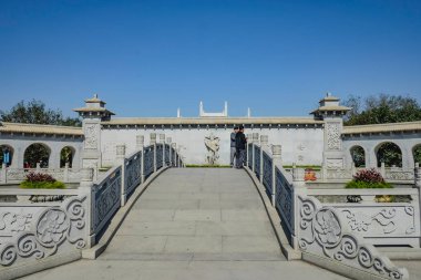 Foshan / Çin - 27 Kasım 2015: Çin 'in Foshan kentindeki Xiqiao Dağı' nın Guanyin kentinde yabancı turist