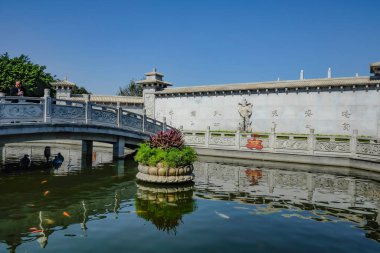 Foshan / Çin - 27 Kasım 2015: Çin 'in Foshan kentindeki Xiqiao Dağı' nın Guanyin kentinde yabancı turist