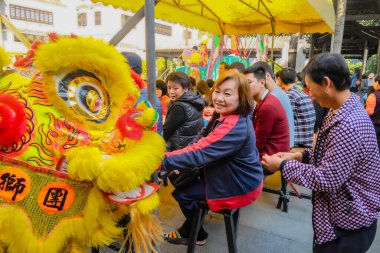 Foshan / Çin - 27 Kasım 2015: Turistlerle Çin Aslan Dansı Şovu Keyfini çıkarın ve Wong Fei-hung Anıt Salonu 'nda bahşiş verin.