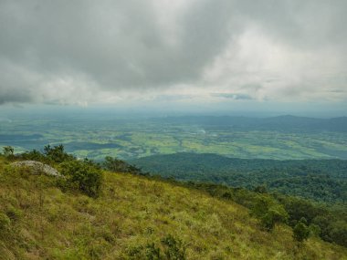 Khao Luang dağı Ramkhamhaeng Ulusal Parkı 'nda güzel mavi bulutlu gökyüzü, Tayland eyaleti