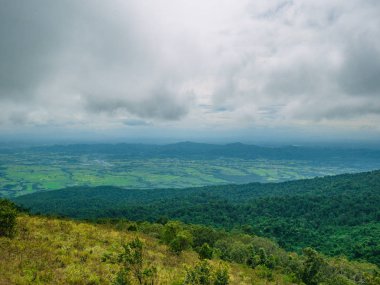 Ramkhamhaeng Ulusal Parkı 'ndaki Khao Luang Dağı' nın güzel manzarası ve bulutlu havası Tayland eyaleti.