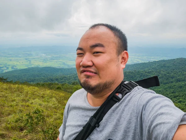 Sukhothai bölgesindeki Ramkhamhaeng Ulusal Parkı 'ndaki Khao Luang Dağı' ndaki Asyalı şişko yürüyüşçünün selfie fotoğrafı.