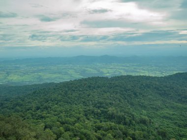 Tayland 'ın Sukhothai bölgesindeki Ramkhamhaeng Ulusal Parkı' ndaki Khao Luang dağının güzel doğa ve bulutlu manzarası.