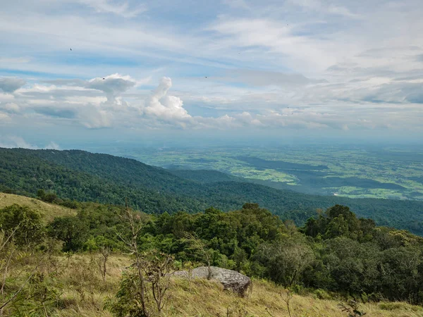 泰国苏霍泰省Ramkhamhaeng国家公园的Khao Luang山美丽的自然与云彩风景 — 图库照片