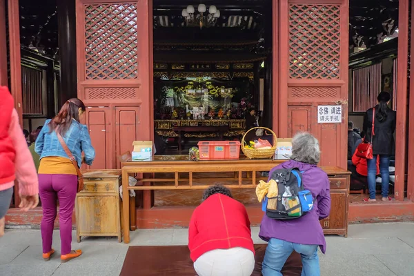 中国广州 2015年11月28日 不认识的中国人或游客在广晓寺为上帝祈祷 — 图库照片