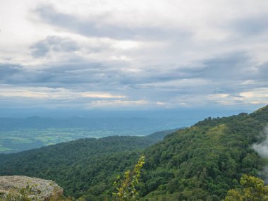 Khao Luang dağı Ramkhamhaeng Ulusal Parkı 'nda güzel mavi bulutlu gökyüzü, Tayland eyaleti