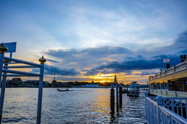 Bangkok 'taki Yodpiman Nehri Yürüyüşü' nden güzel gün batımı manzarası Tayland, Tayland