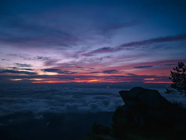 Bella Sunrise Sky Con Silhouette Rocky Scogliera Mattino Sul Monte — Foto Stock