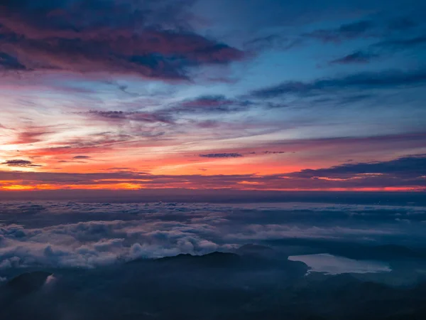 Hermoso Cielo Del Amanecer Con Mar Niebla Lago Forma Corazón — Foto de Stock