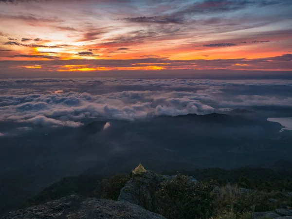 Hermoso Cielo Del Amanecer Con Mar Niebla Niebla Pagoda Oro — Foto de Stock