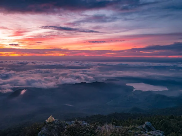 Céu Bonito Nascer Sol Com Mar Névoa Nevoeiro Lago Forma — Fotografia de Stock