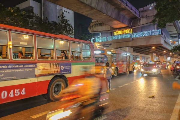Bangkok / Tayland - 6 Ocak 2016: Tanışılmayan Taylandlılar Güvensiz ve Defocus 'a karşı dikkatli değiller