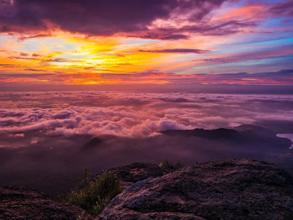 Bella Sunrise Sky Con Mare Della Nebbia Mattino Sul Monte — Foto Stock