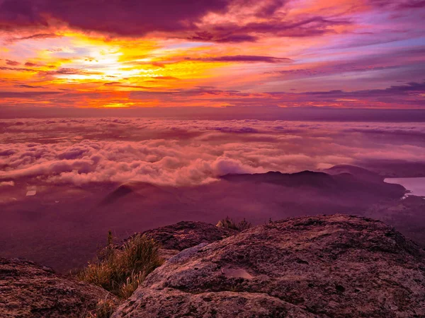 Bella Sunrise Sky Con Mare Della Nebbia Mattino Sul Monte — Foto Stock