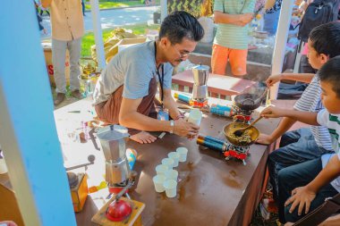 Bangkok / Tayland - 17 Ocak 2016: Tanınmayan Tayland halkı çocuklara Tayland Güney Kızarmış Kahvesi Yapmayı Öğretiyor. Bangkok Tayland Turizm Festivali