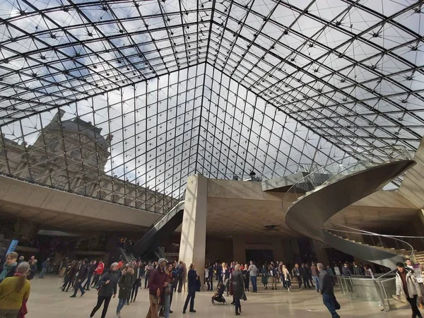 19.02.2020 Paris - Louvre Müzesinin kalabalık salonu
