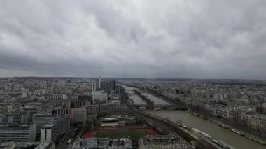 Paris 'teki Eyfel Kulesi' nden hiperlapse video görüntüsü